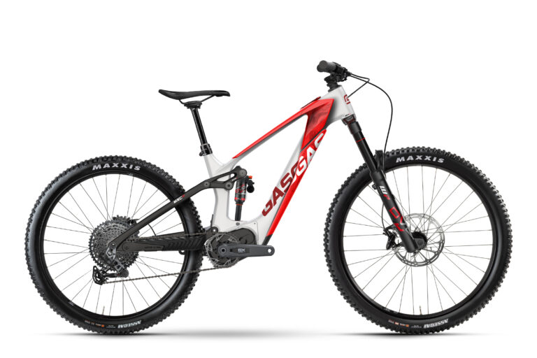 GasGas MXC 5 rdeče e-MTB kolo z karbonskim okvirjem, SRAM Eagle Powertrain motorjem in DVO vzmetenjem na trail poti