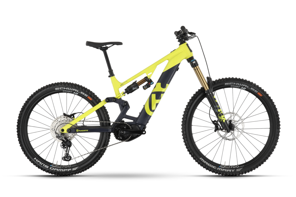 Husqvarna Hard Cross HC5 rumeno e-MTB kolo z FOX Factory vzmetenjem in Shimano EP8 motorjem na zahtevnem terenu