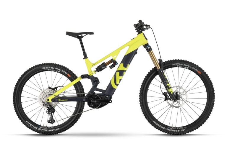 Husqvarna Hard Cross HC5 rumeno e-MTB kolo z FOX Factory vzmetenjem in Shimano EP8 motorjem na zahtevnem terenu